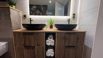 SĂšche-cheveux, serviettes fournies, papier toilette