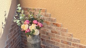 A metal container with a vintage label on a brick ledge against a textured wall. - 15 minutes from Futuroscope! Lovely two-bedroom house ideal for families (Naintré)