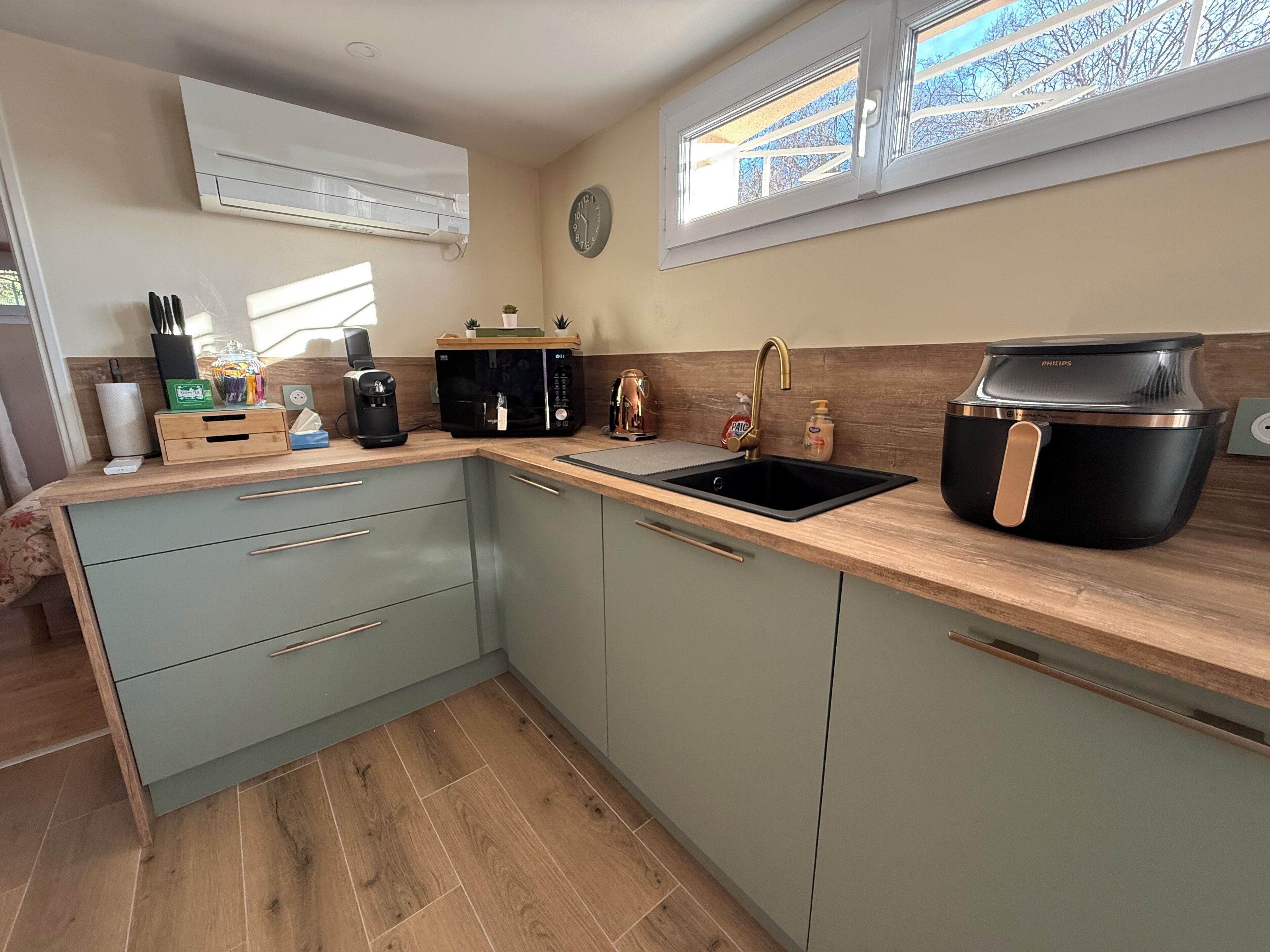 Réfrigérateur, micro-ondes, four, plaque de cuisson