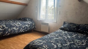 2 habitaciones, tabla de planchar con plancha y ropa de cama 