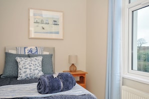 3 bedrooms, individually decorated, individually furnished, free WiFi - 4 Polgrain Turning (Bodmin)
