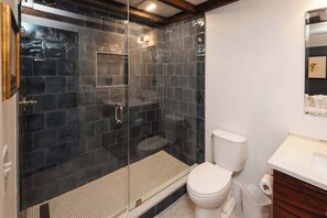 Douche, sèche-cheveux, serviettes fournies, shampoing