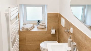 Dusche, Haartrockner, Handtücher, Seife