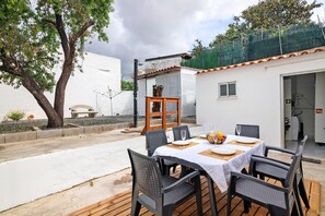 Outdoor dining - Holiday Home Pina with Private Terrace, Garden and Wi-Fi (Pêra)