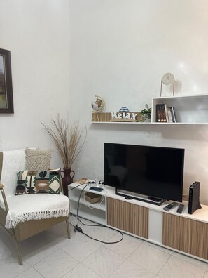 TV - Holiday Home Pina with Private Terrace, Garden and Wi-Fi (Pêra)