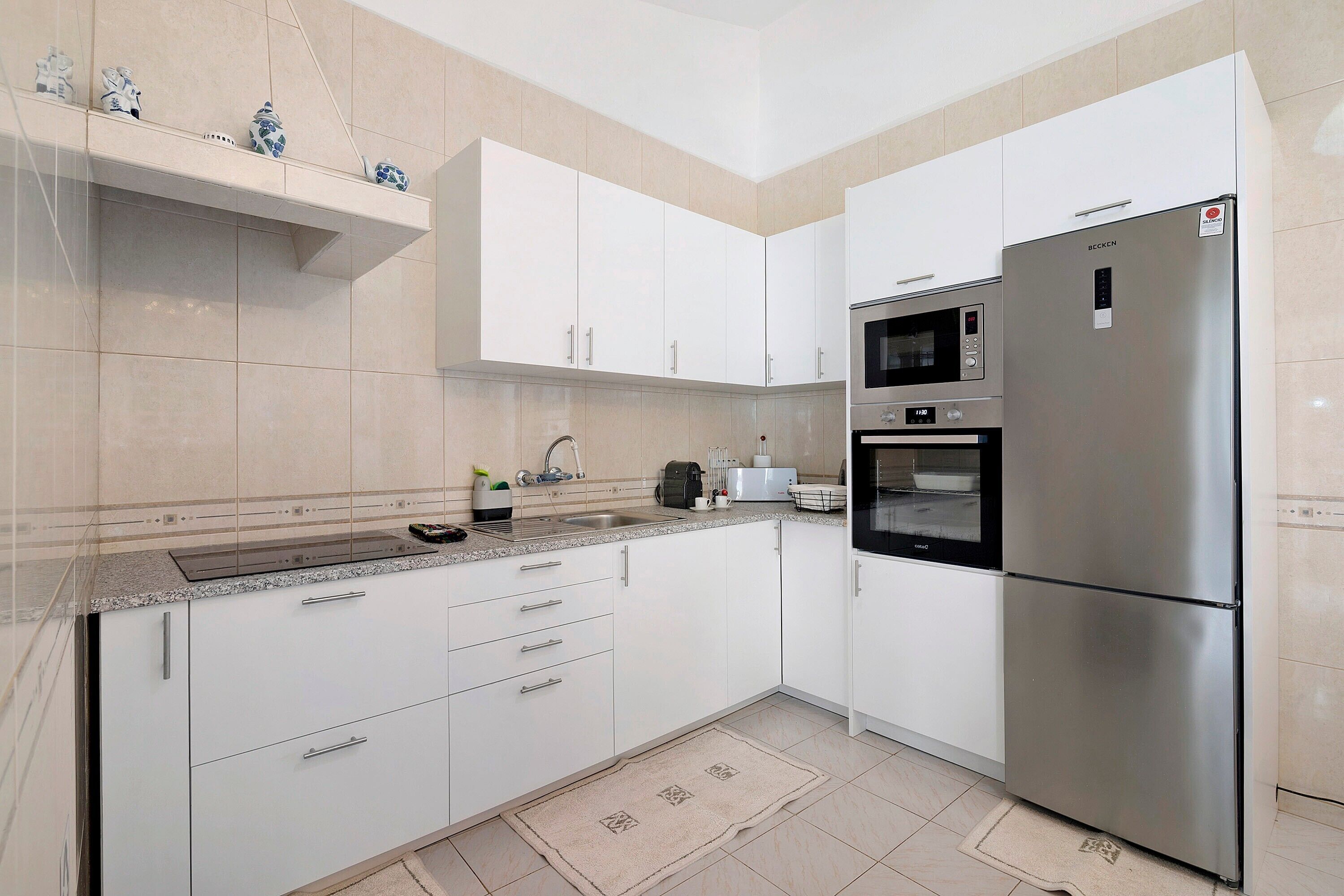 Frigorífico, microondas, horno y placa de cocina
