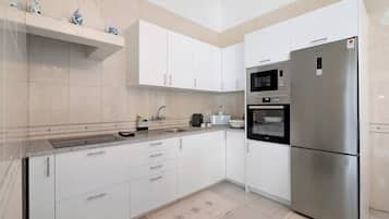 Réfrigérateur, four à micro-ondes, un four, surface de cuisson