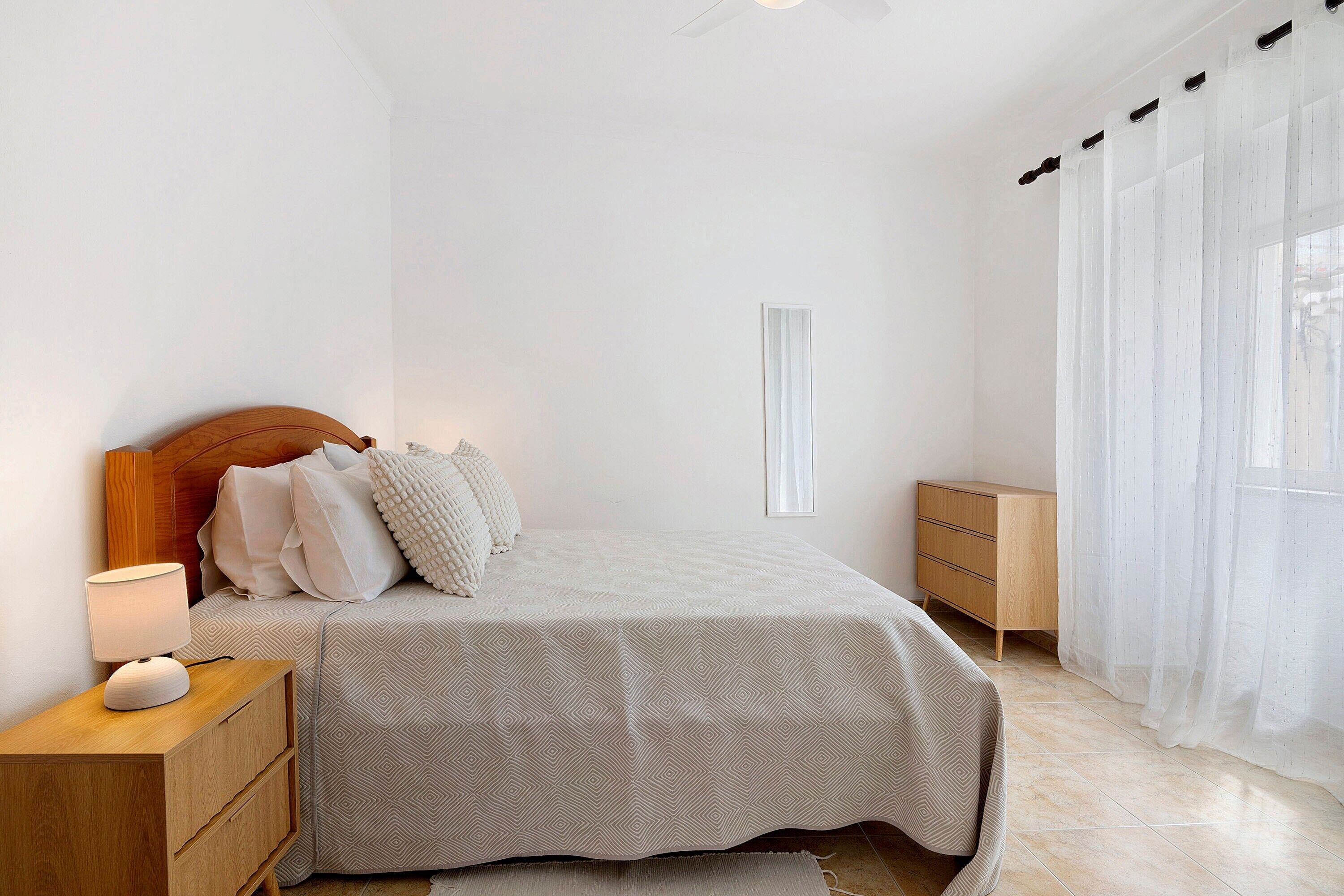 Tabla de planchar con plancha, wifi, ropa de cama