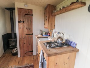 Cookware/dishes/utensils - Honeysuckle Hut, Potto Grange Farm (Northallerton)