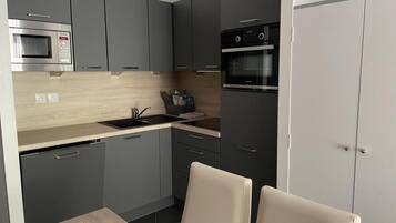 Kühlschrank, Mikrowelle, Ofen, Geschirrspüler