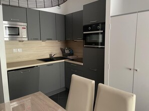 Kühlschrank, Mikrowelle, Ofen, Geschirrspüler
