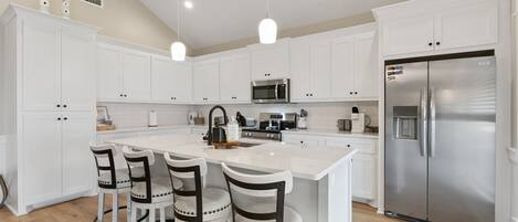 Mikrobølgeovn, ovn, kokeplater og oppvaskmaskin