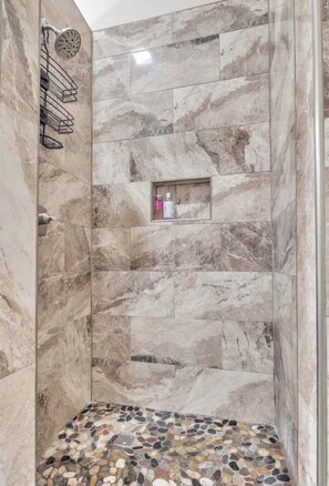 Shower, hair dryer, towels, soap - Southern Sisters Retreat - The Lisa: Stylish, Cozy, Near MSU, Fire Pit + Grill (Starkville)