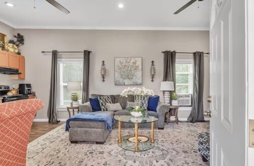 Southern Sisters Retreat - The Lisa: Stylish, Cozy, Near MSU, Fire Pit + Grill