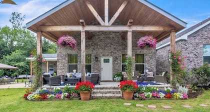 Southern Sisters Retreat - The Lisa: Stylish, Cozy, Near MSU, Fire Pit + Grill