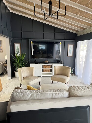 Modern house with pool near Downtown