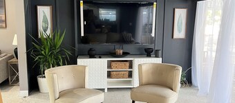 Modern house with pool near Downtown