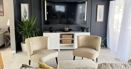 Modern house with pool near Downtown