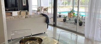 Modern house with pool near Downtown