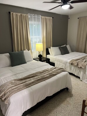 3 bedrooms, iron/ironing board, free WiFi, bed sheets - Modern house with pool near Downtown (Lakeland)