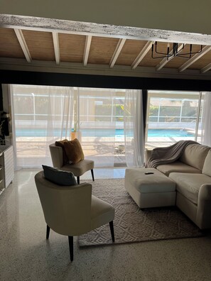 TV - Modern house with pool near Downtown (Lakeland)