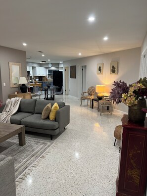 TV - Modern house with pool near Downtown (Lakeland)