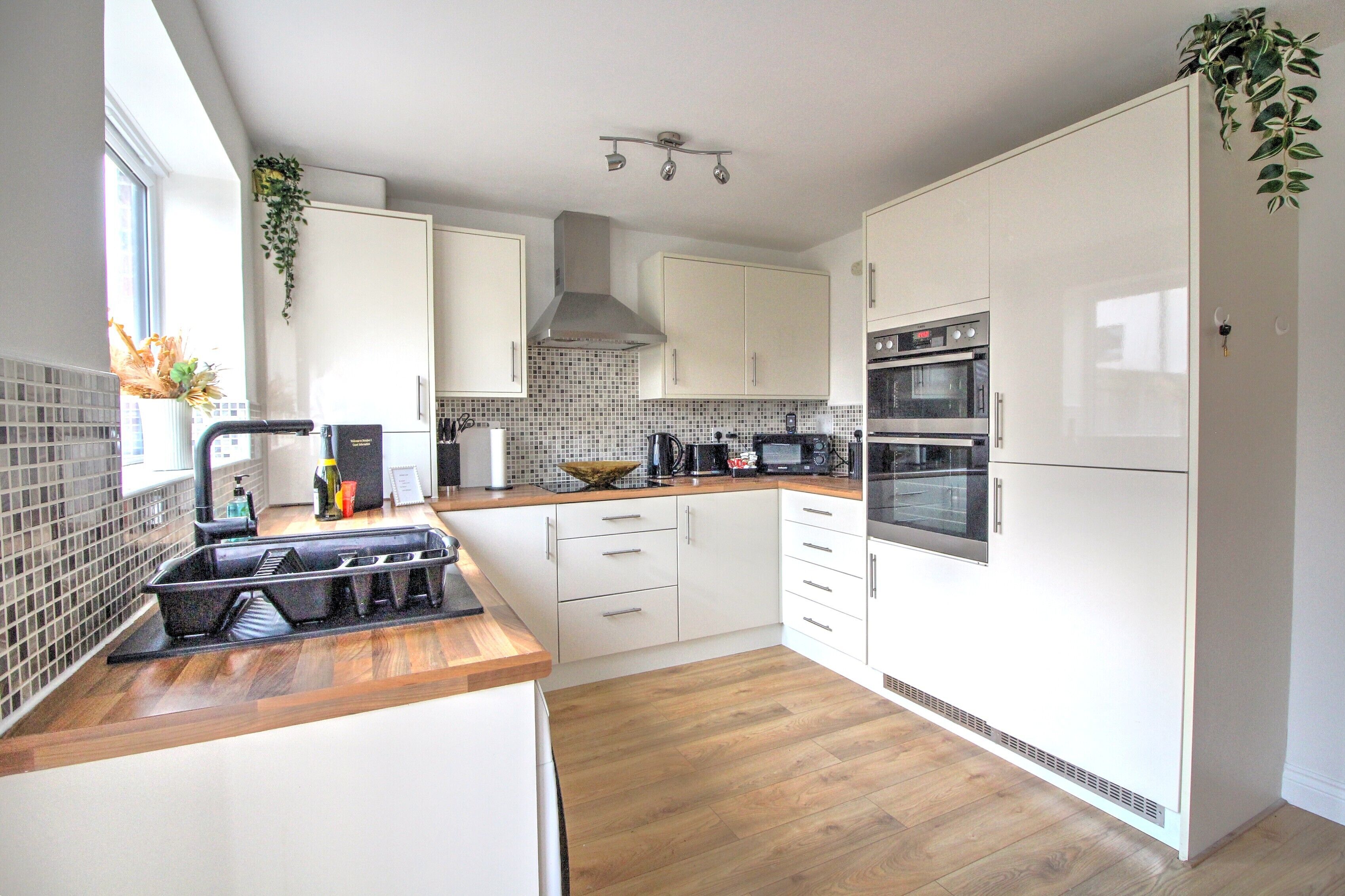 Kjøleskap, mikrobølgeovn, ovn og oppvaskmaskin