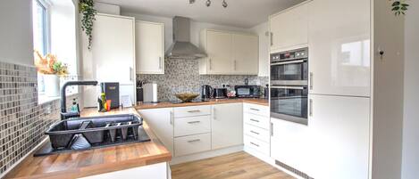 Kjøleskap, mikrobølgeovn, ovn og oppvaskmaskin