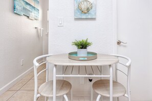 Dining - Relaxing Stylish Coastal Studio Sunset Walks Ocean (Redington Shores)