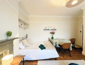 2 bedrooms, iron/ironing board, WiFi, bed sheets - Wimbledon Area Accomodation - Perfect for Families, Tourists and Workers (London)