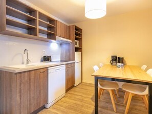 Wasserkocher mit Kaffee-/Teezubehör, Kühlschrank, Geschirrspüler