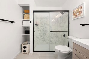Dusche, Haartrockner, Handtücher