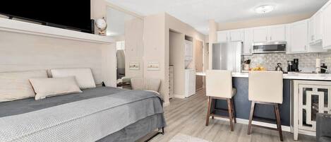 Tabla de planchar con plancha, wifi y ropa de cama