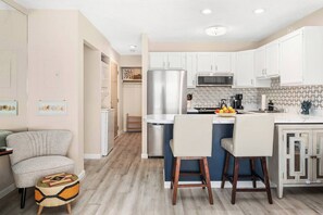 Geladeira, micro-ondas, fogão, cooktop