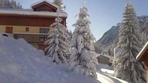 A snow-covered mountain lodge with a wooden exterior and a balcony overlooking the snowy landscape. - 100m from ski slopes, 2nd floor, balcony, ski locker, 90m², Valfréjus (Valfréjus)