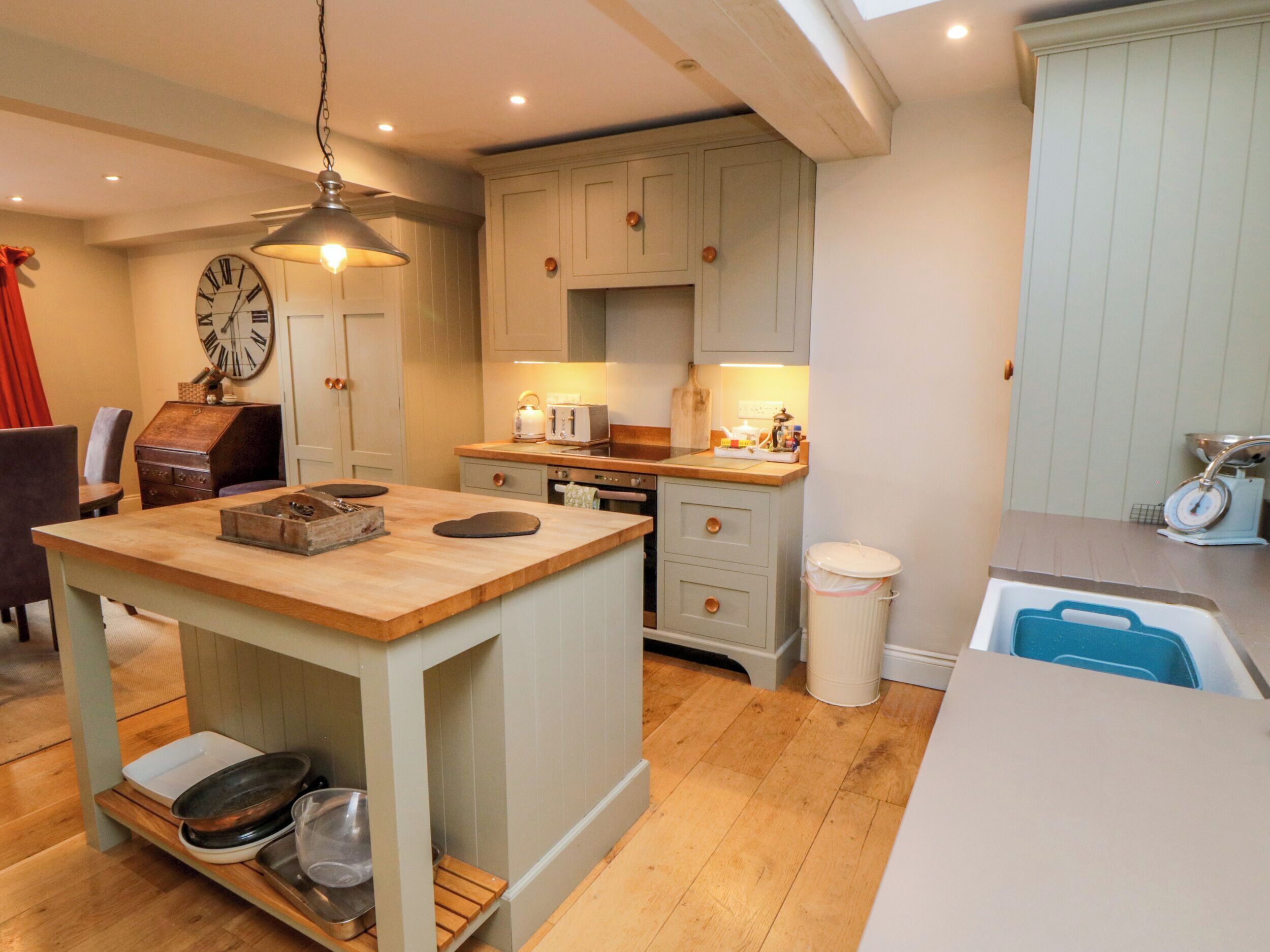 Cookware/dishes/utensils