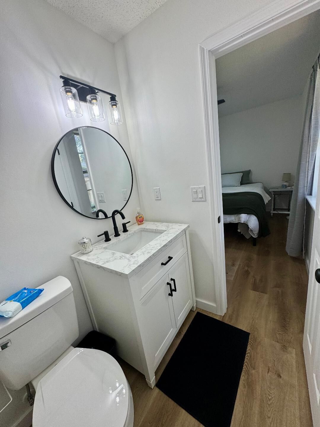 Douche, sèche-cheveux, serviettes fournies, savon