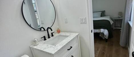 Douche, sèche-cheveux, serviettes fournies, savon