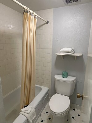 Toallas, jabón, papel de baño 