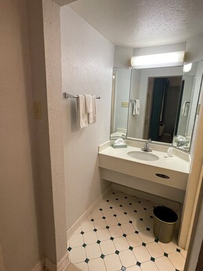 Towels, soap, toilet paper - Cozy Non-Smoking Double Bedroom in welcoming Houston with AC comfort (Houston)