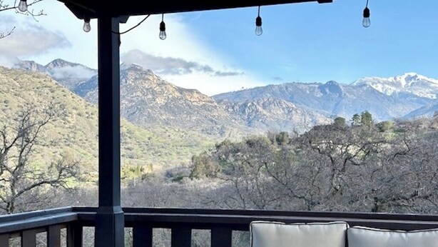 A covered outdoor seating area with a view of mountains. - 10 minutes to Sequoia Park Entrance/Hot Tub/Fire Pit/Pet Friendly/Mountain Views (Three Rivers)