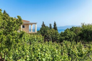 Property grounds - Oneiro - Three Bedroom Villa, Sleeps 6 (Antipaxos)