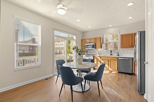 Downtown Townhome-2 Bedroom-walk to everything!