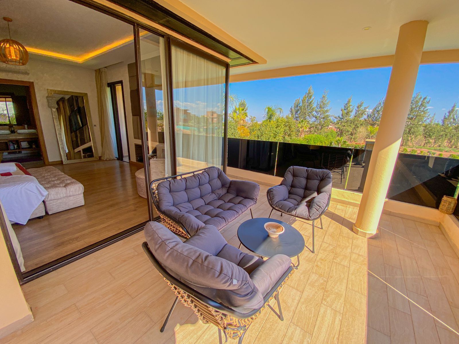 Smart TV, table football, stereo