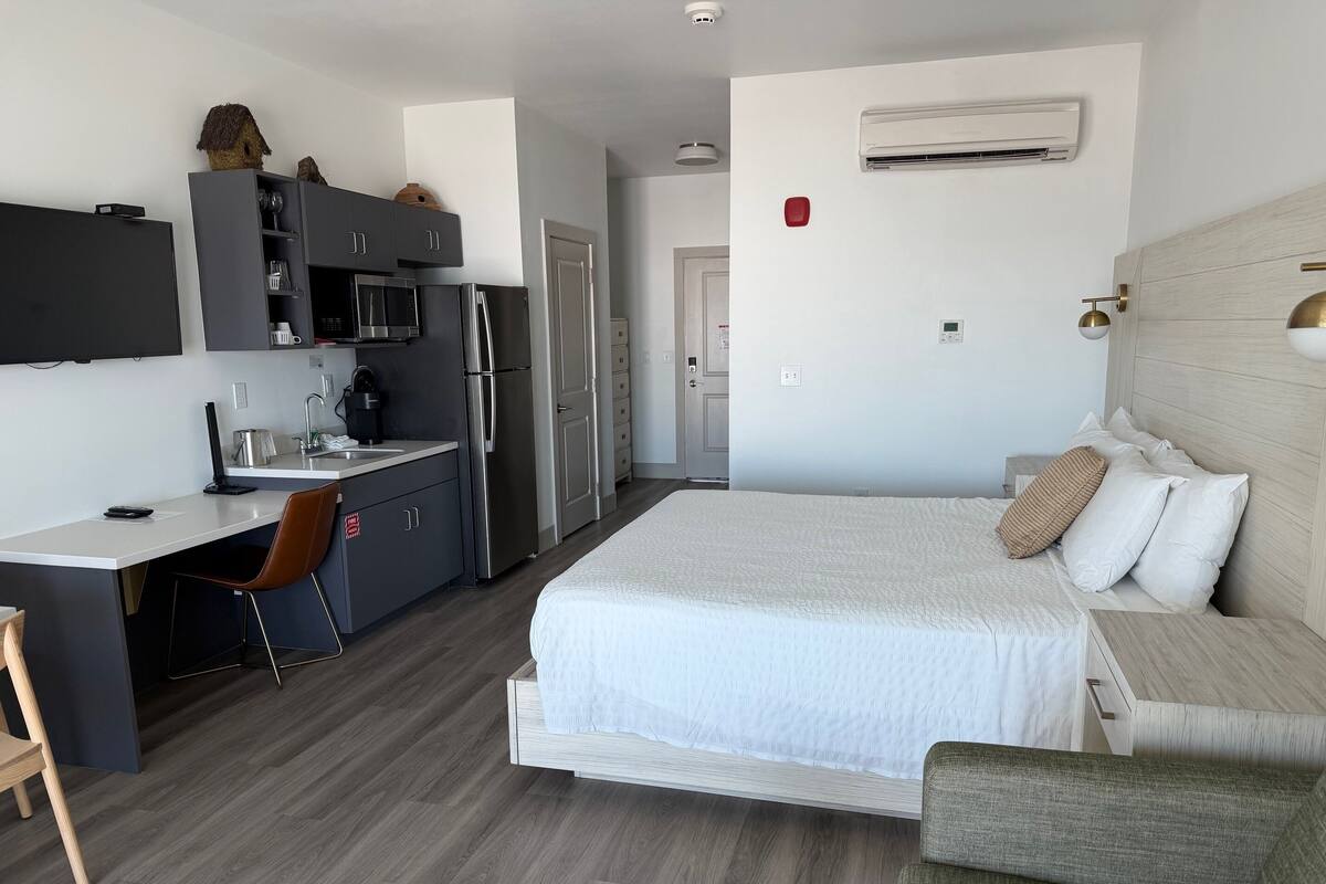 Standard Single Room, Balcony, Ocean View | Iron/ironing board, free WiFi