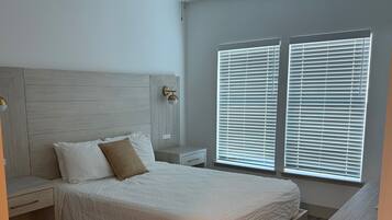 Deluxe Studio Suite, Balcony, Ocean View | Iron/ironing board, free WiFi