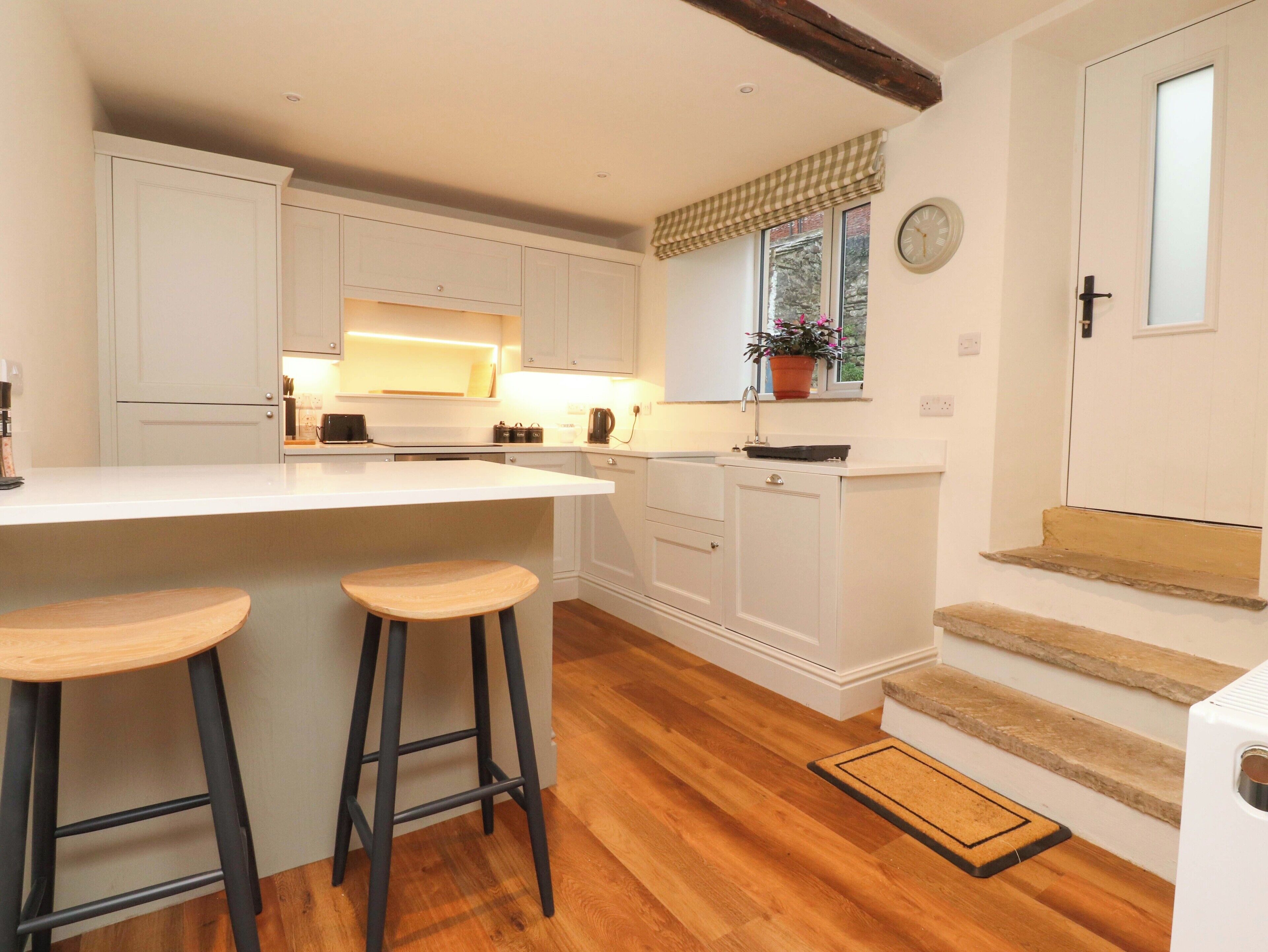 Cottage | Private kitchen | Fridge, dishwasher, toaster, cookware/dishes/utensils