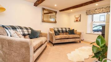 Cottage | Living area | Fireplace