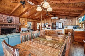 Dining - Cozy 4-bedroom cottage in Kill Devil Hills 500 feet from the beach! (Kill Devil Hills)