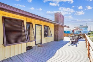 Terrace/patio - Cozy 4-bedroom cottage in Kill Devil Hills 500 feet from the beach! (Kill Devil Hills)